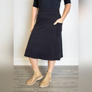 Side Pocket Style Athletic Skirt in Black